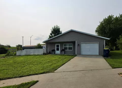 13 Brook Cir, Pella, IA 50219