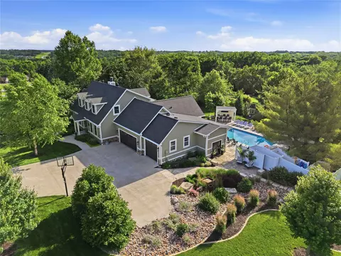 33205 Fox Creek Dr, Waukee, IA 50263
