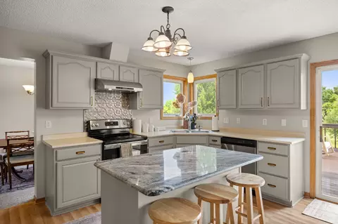 9217 Ridgeview Dr, Johnston, IA 50131
