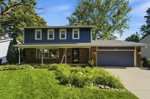 2104 Meadow Brook Dr, West Des Moines, IA 50265