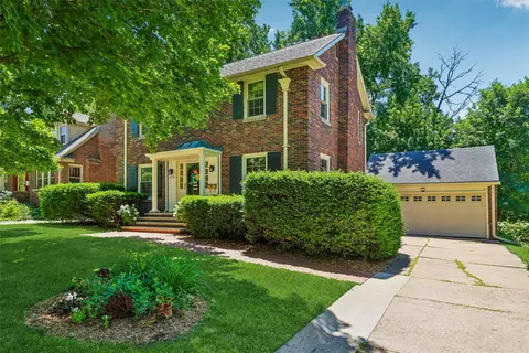 4724 Pleasant St, Des Moines, IA 50312