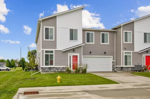 9536 Capstone Ct, West Des Moines, IA 50266