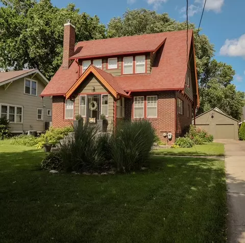 1541 48th St, Des Moines, IA 50311