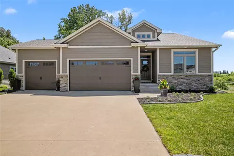 16306 Northpark Dr, Urbandale, IA 50323