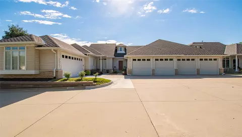 1408 NW 141st St #8, Clive, IA 50325