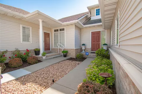 1408 NW 141st St #8, Clive, IA 50325