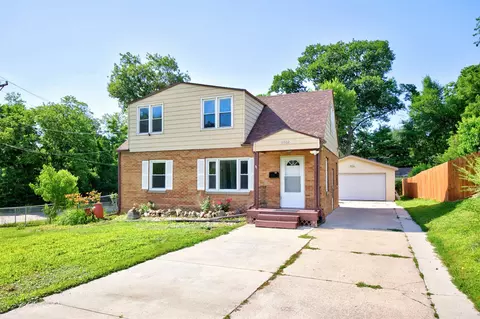 6002 Rollins Ave, Des Moines, IA 50312
