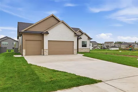 1109 Lakeview Cir NW, Bondurant, IA 50035