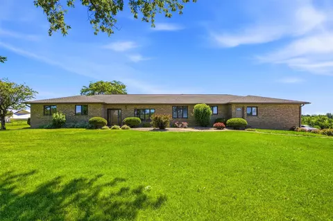 2276 400th Ave, Victor, IA 52347