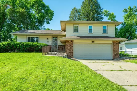 6800 Holcomb Ave, Urbandale, IA 50322