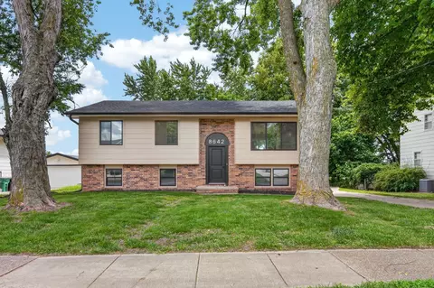 8642 Sunny Hill Dr, Clive, IA 50325