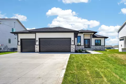 1005 Spruce St, Waukee, IA 50263