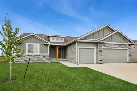 1465 NW Bull Run Ct, Waukee, IA 50263