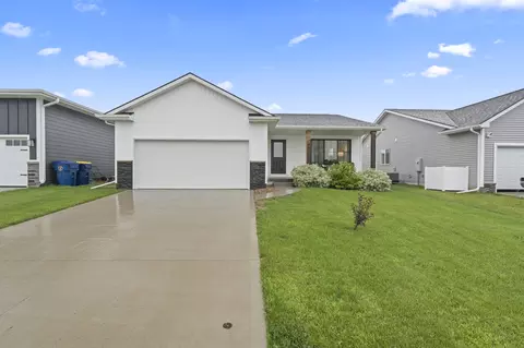 1149 Fifield Rd, Pella, IA 50219