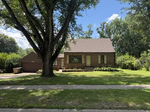 1900 NW 82nd St, Clive, IA 50325