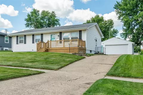 1107 4th St SW, Altoona, IA 50009