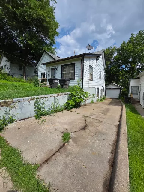 23 Hillside Ave, Des Moines, IA 50315
