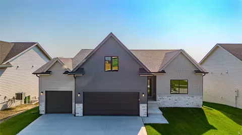 4705 177th St, Urbandale, IA 50323