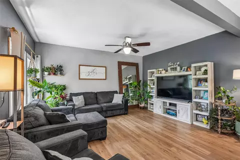 939 1st St N, Newton, IA 50208