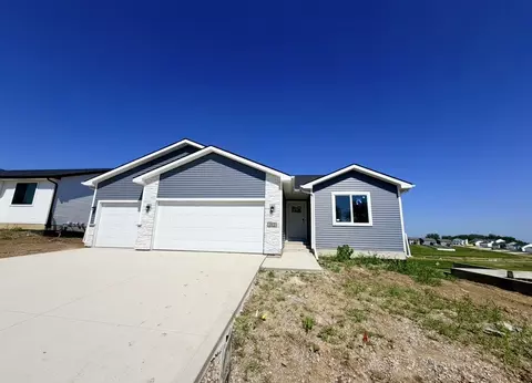 212 S Walnut Dr, Norwalk, IA 50211