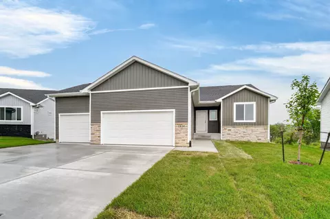 2830 Prairieside Pl, Norwalk, IA 50211