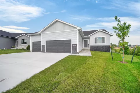 2902 Prairieside Pl, Norwalk, IA 50211