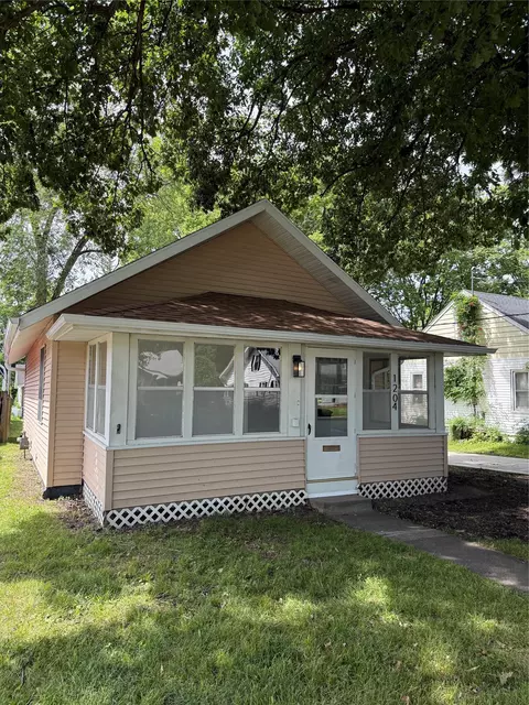 1204 Clinton Ave, Des Moines, IA 50313