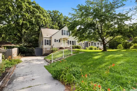 4119 Lincoln Place Dr, Des Moines, IA 50312