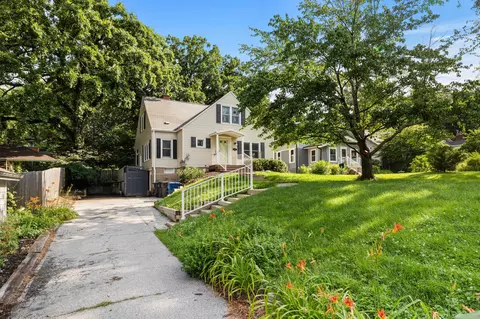 4119 Lincoln Place Dr, Des Moines, IA 50312