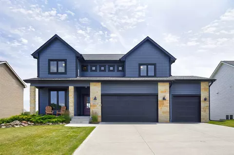 11174 Westport Dr, West Des Moines, IA 50266