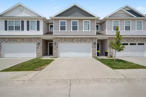 1013 Maywood Ln, Waukee, IA 50263
