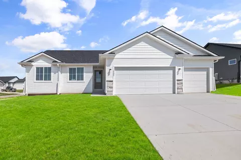 1902 E Clinton Pl, Indianola, IA 50125