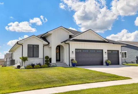 1300 Deer Ridge Dr NW, Bondurant, IA 50035