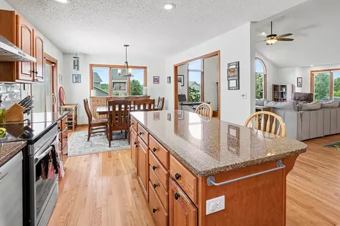 945 202nd Ave, Pella, IA 50219