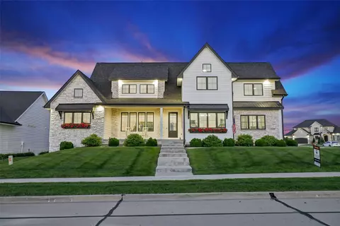 17448 Aurora Dr, Clive, IA 50325