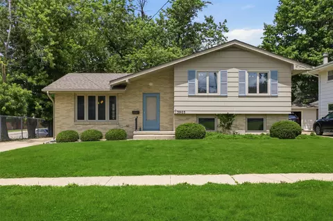 3905 Bel Aire Rd, Des Moines, IA 50310