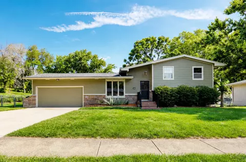 3231 Summit Vista Dr, Des Moines, IA 50321