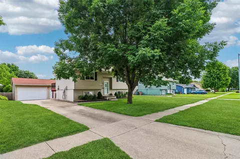 615 10th Ave NW, Altoona, IA 50009