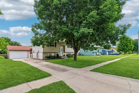 615 10th Ave NW, Altoona, IA 50009
