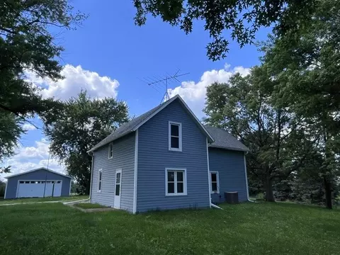 1495 Hogback Brg, Earlham, IA 50072