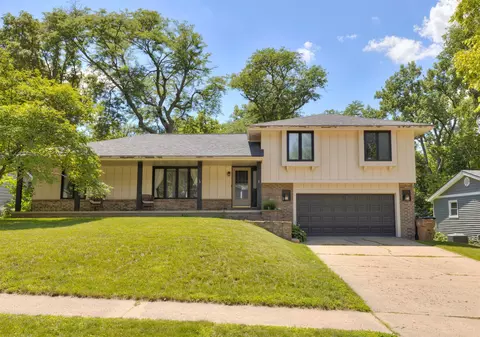 1572 NW 109th St, Clive, IA 50325