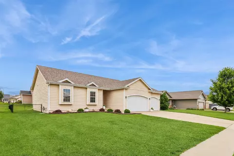 1716 NW Gabus Dr, Grimes, IA 50111