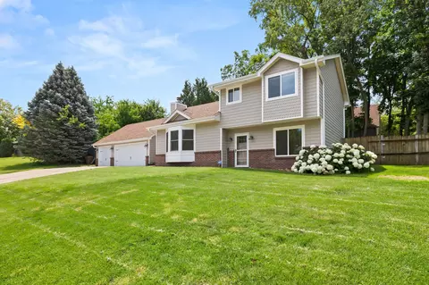 5121 Magnolia Dr, Pleasant Hill, IA 50327