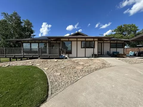 609 W 12th St, Tama, IA 52339