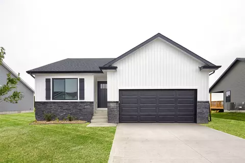 2416 Spruce St, Granger, IA 50109