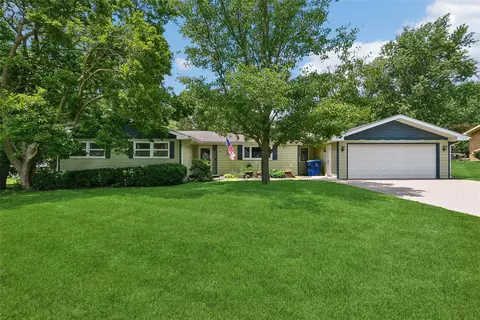 1351 Broadway St, Pella, IA 50219