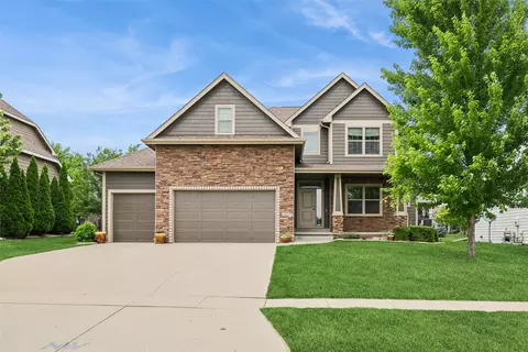 16447 Buena Vista Dr, Clive, IA 50325