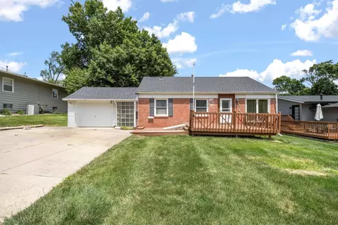 7113 Maple Dr, Urbandale, IA 50322