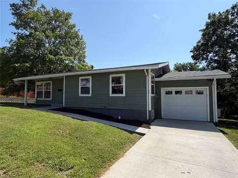 1120 Hazel St, Pella, IA 50219