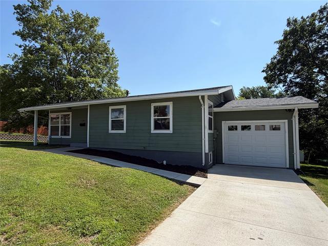 1120 Hazel St, Pella, IA 50219